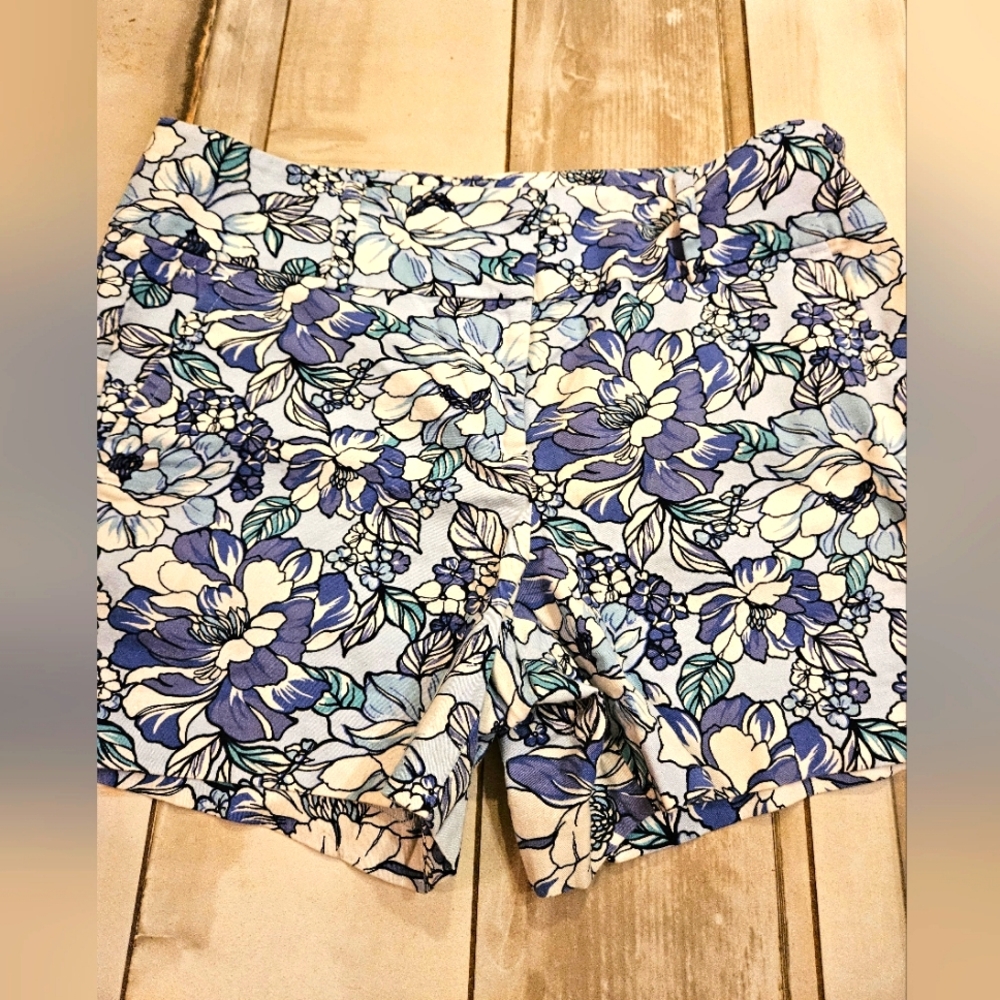 ANN TAYLOR SIGNATURE SHORTS SIZE 8